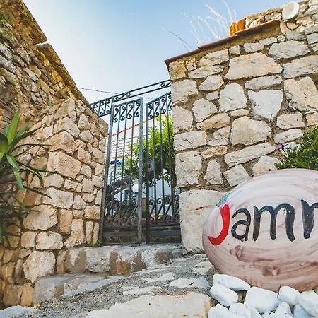 Jamm - With Hot Tub